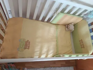 Cuna de bebé blanca con ruedas cocha nordica