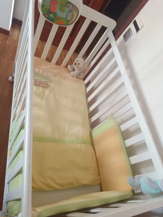 Cuna de bebé blanca con ruedas cocha nordica