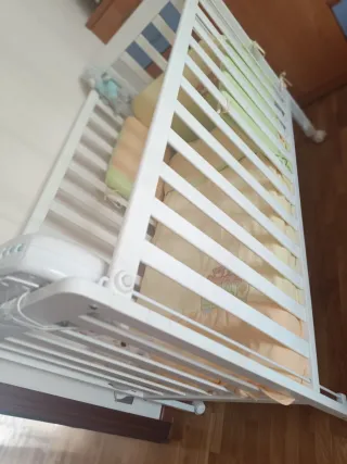 Cuna de bebé blanca con ruedas cocha nordica