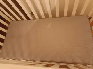 Cuna de bebé blanca con ruedas cocha nordica