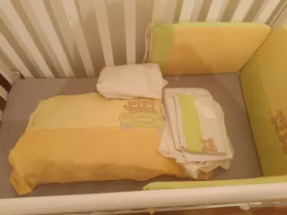 Cuna de bebé blanca con ruedas cocha nordica