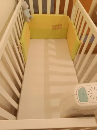 Cuna de bebé blanca con ruedas cocha nordica