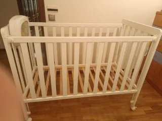 Cuna de bebé blanca con ruedas cocha nordica