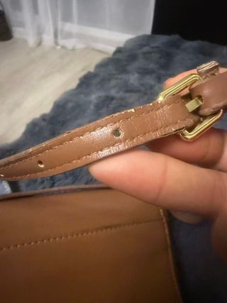 Bolso pequeño con hebilla de metal chapado en oro