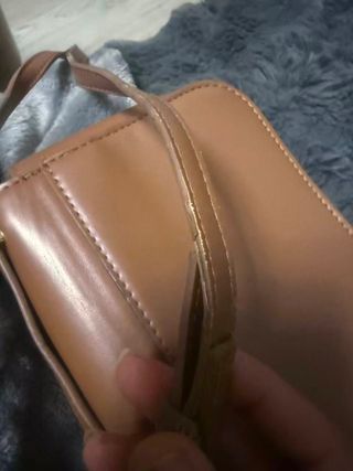 Bolso pequeño con hebilla de metal chapado en oro