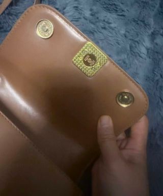 Bolso pequeño con hebilla de metal chapado en oro