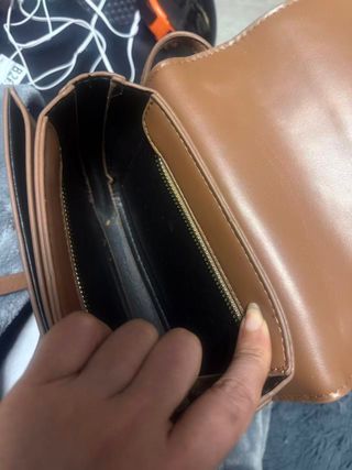 Bolso pequeño con hebilla de metal chapado en oro