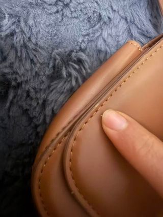 Bolso pequeño con hebilla de metal chapado en oro