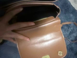 Bolso pequeño con hebilla de metal chapado en oro