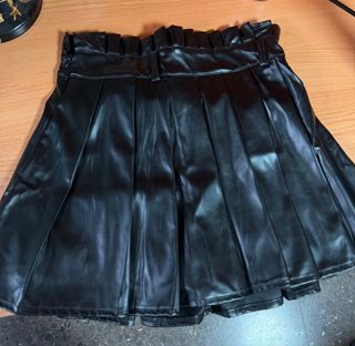Falda cuero negra plisada con short