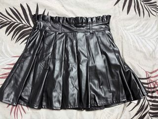 Falda cuero negra plisada con short