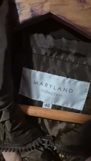 Chaqueta acolchada marrón con cinturón