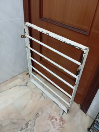 Reja de hierro macizo blanca Medidas 60*68