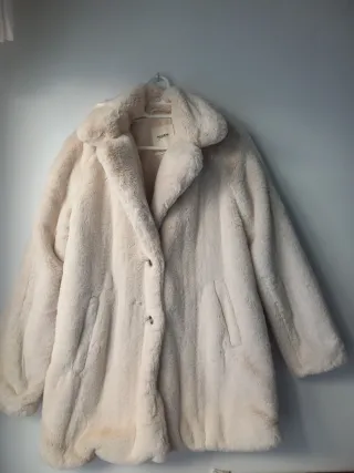 Abrigo beige de pelo sintético