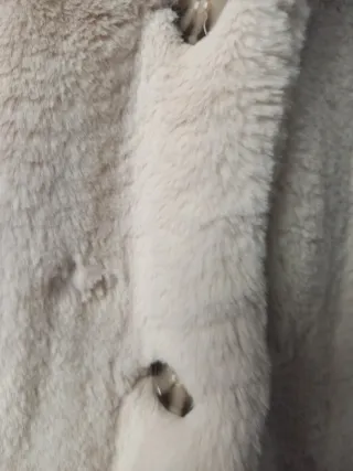 Abrigo beige de pelo sintético