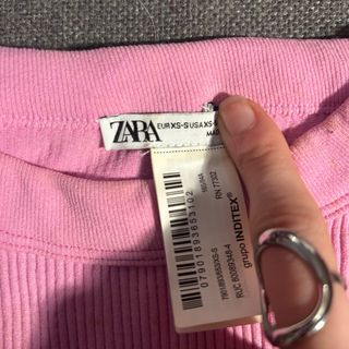 Top rosa de canalé sin mangas