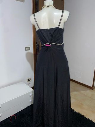 Abito nero con perle