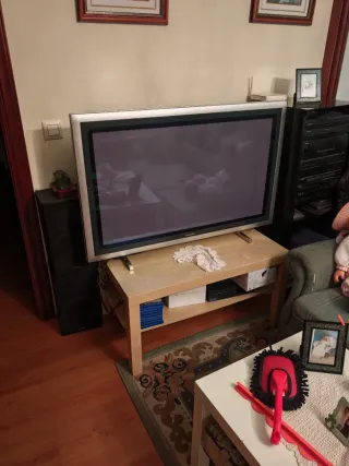 Televisor Plano Plata y Negro