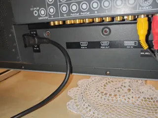 Televisor Plano Plata y Negro