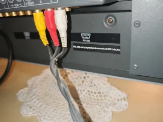 Televisor Plano Plata y Negro