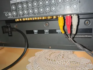 Televisor Plano Plata y Negro