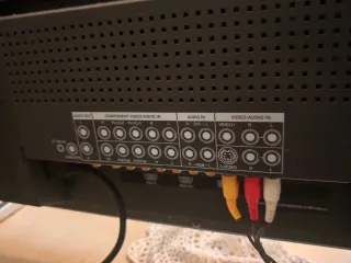 Televisor Plano Plata y Negro