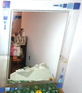 Mueble de baño con lavabo azul y espejo