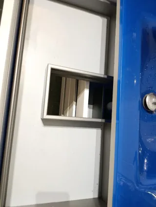 Mueble de baño con lavabo azul y espejo