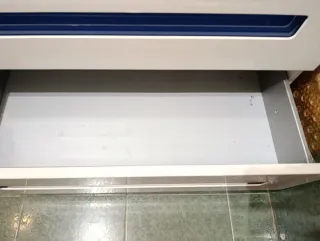 Mueble de baño con lavabo azul y espejo