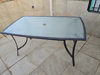 Mesa de cristal y metal para exterior