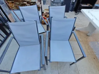 Mesa de cristal y metal para exterior con sillas