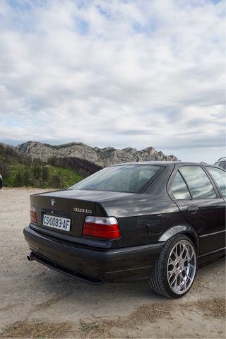 BMW e36 318is sedan