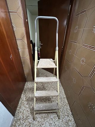 Escalera plegable de 4 peldaños