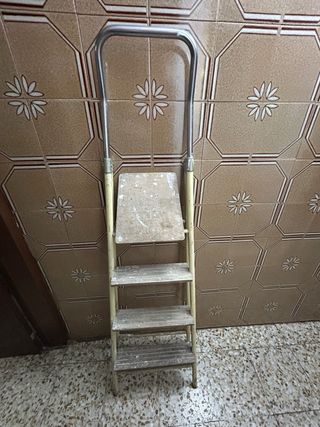 Escalera plegable de 4 peldaños