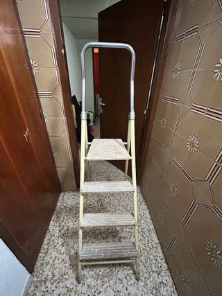 Escalera plegable de 4 peldaños
