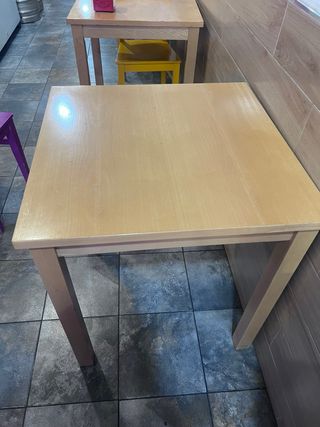 12 mesas de madera resistente