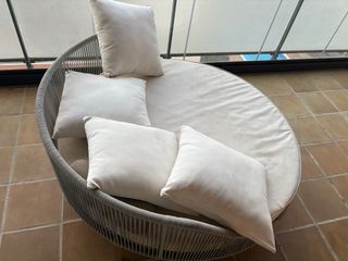 Hamaca redonda de cuerda trenzada.