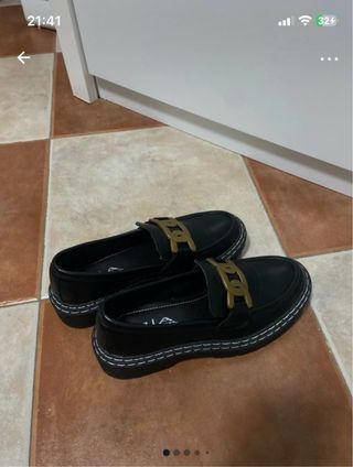 Zapatos negros con cadena dorada