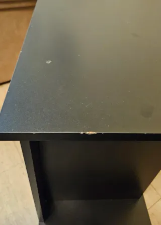 Mueble negro con ruedas