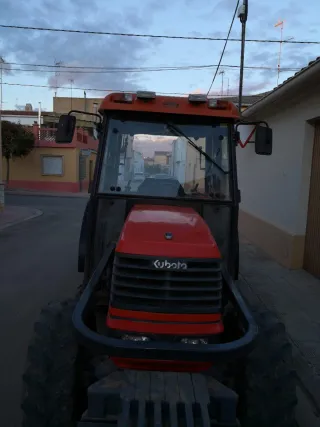 Tractor Kubota M8200 en buen estado