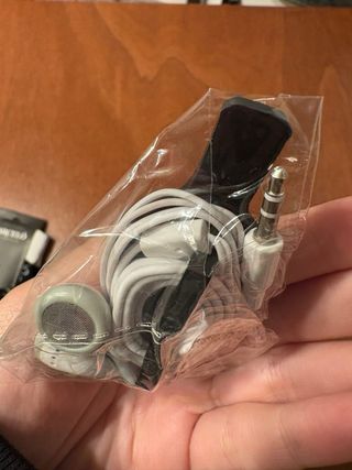 Auriculares grises y blancos