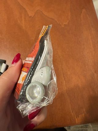 Auriculares grises y blancos