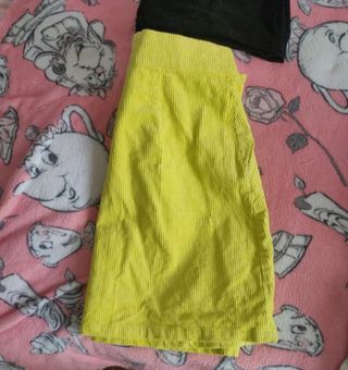 Falda de pana amarilla fosforito con cremallera