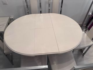 Mesa redonda blanca de comedor extensible