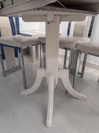 Mesa redonda blanca de comedor extensible