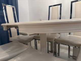 Mesa redonda blanca de comedor extensible