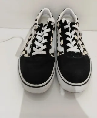 Zapatillas Vans de cuadros negros y blancos.