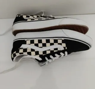 Zapatillas Vans de cuadros negros y blancos.