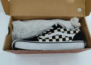 Zapatillas Vans de cuadros negros y blancos.