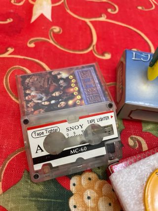 Vari accendini in scatola